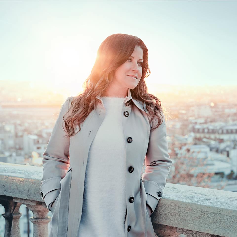 Marie-Élaine Thibert devant le soleil